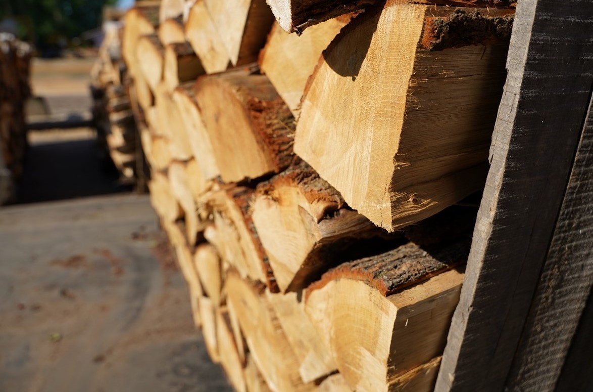 Ułożone w stos drewno opałowe różnych gatunków